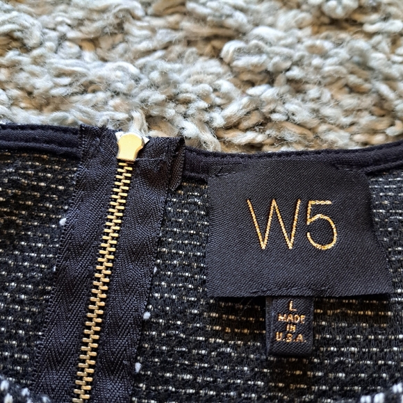 W5 | Back & white triangle striped crew neck cropped sleeve shirt frayed edges - Picture 8 of 11